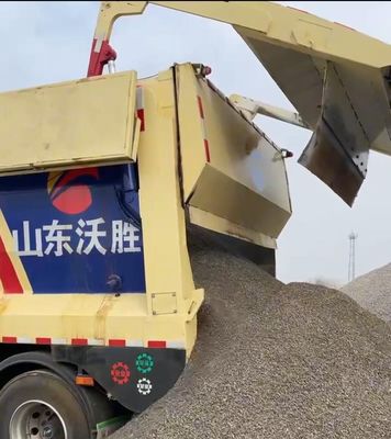 Transport von Gütern, Dumps, Semi-Trailer, Lastwagen mit Crawler Live Floor, maximale Nutzlast 60000 kg