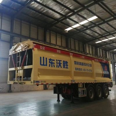 Transport von Gütern, Dumps, Semi-Trailer, Lastwagen mit Crawler Live Floor, maximale Nutzlast 60000 kg