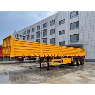 Schwerlastfahrzeug mit drei Achsen und Seitenwand
