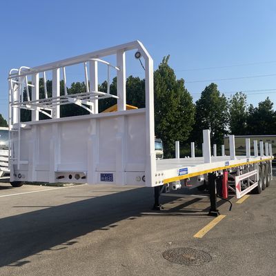 Flachbett-Halbanhänger mit Seitenkolonne für den Transport von Holzspulen und Stahlcontainern