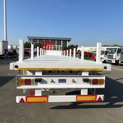 Flachbett-Halbanhänger mit Seitenkolonne für den Transport von Holzspulen und Stahlcontainern