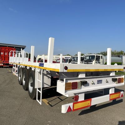 Flachbett-Halbanhänger mit Seitenkolonne für den Transport von Holzspulen und Stahlcontainern
