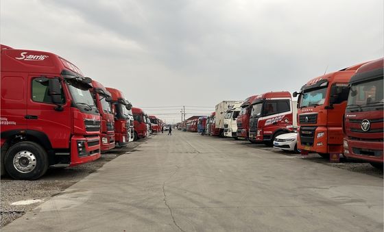 4 6L Motorkapazität Gebrauchte leichte Traktorfahrzeuge für einen reibungslosen und einfachen Transport